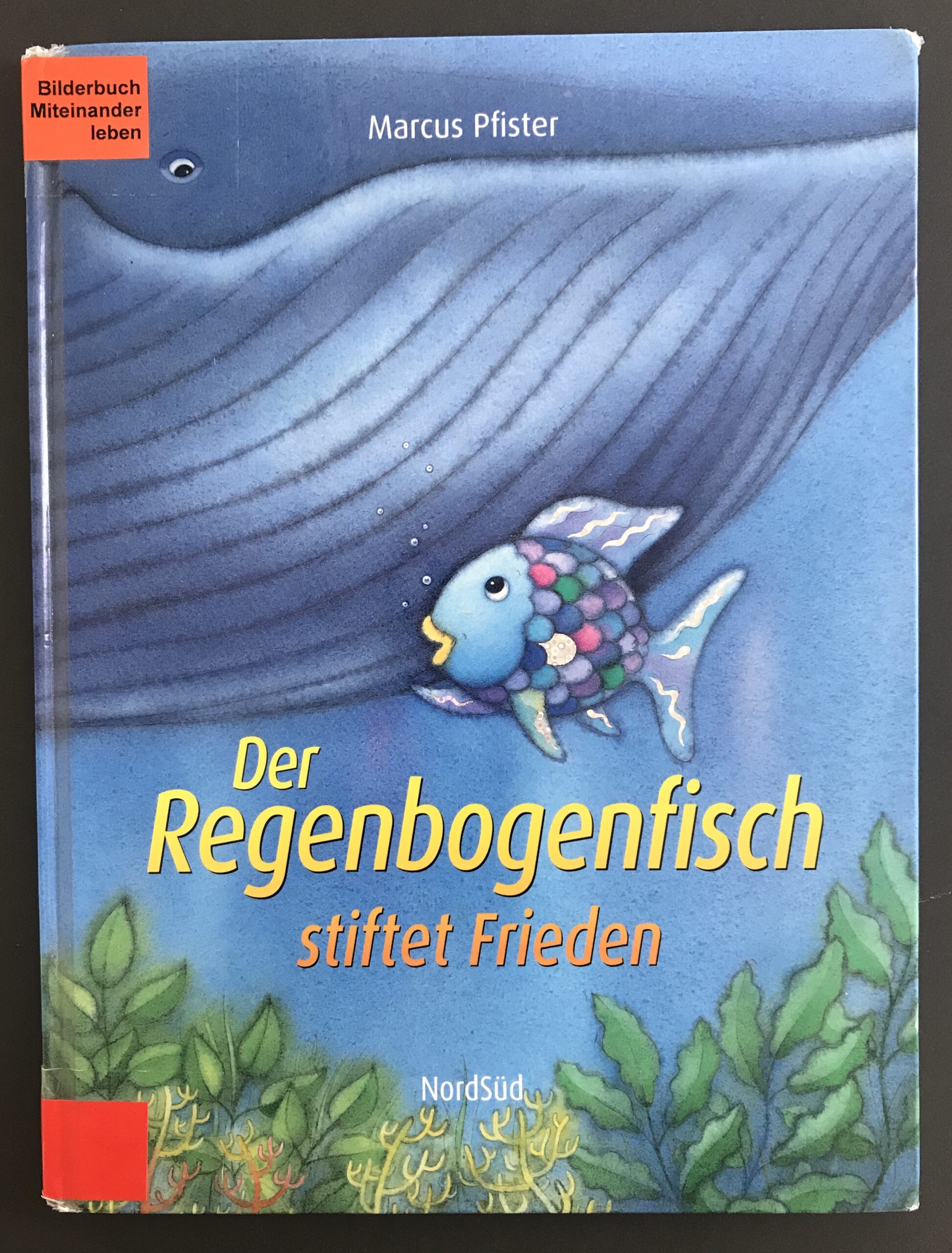 https://schule-bwhg.de/wp-content/uploads/2022/04/RegenbogenfischstiftetFrieden-scaled.jpg